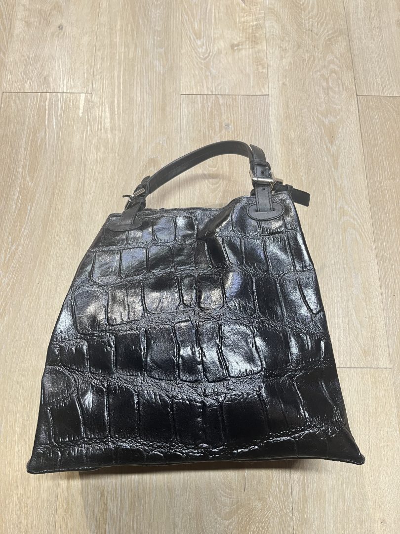 Bolso de piel negro con grabado efecto animal y doble asa