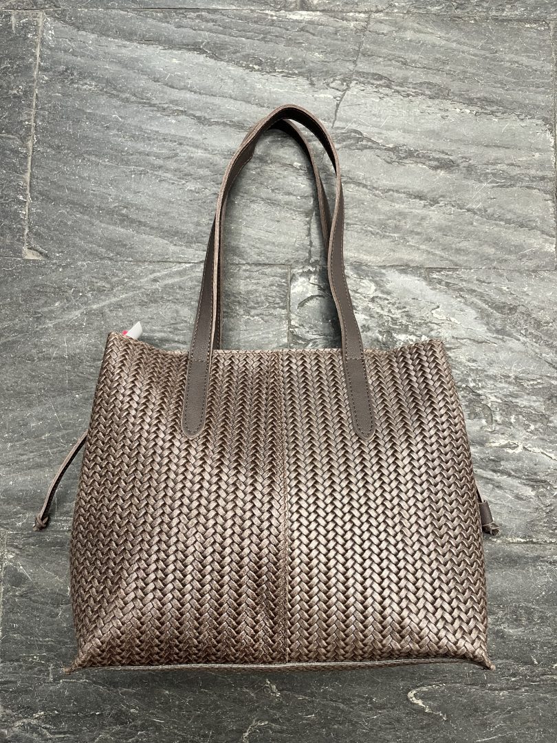 Bolso de piel con asa de hombro y cierre de cremallera, diseño espacioso y elegante