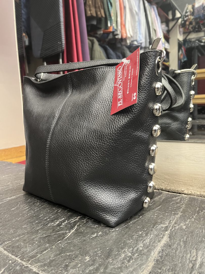 Bolso de Piel Negro con Tachas y Asa Larga - Imagen 2