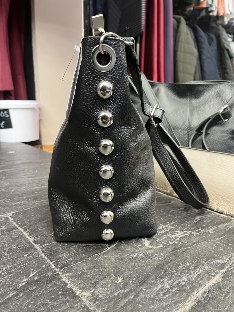 Bolso de Piel Negro con Tachas y Asa Larga - Imagen 3