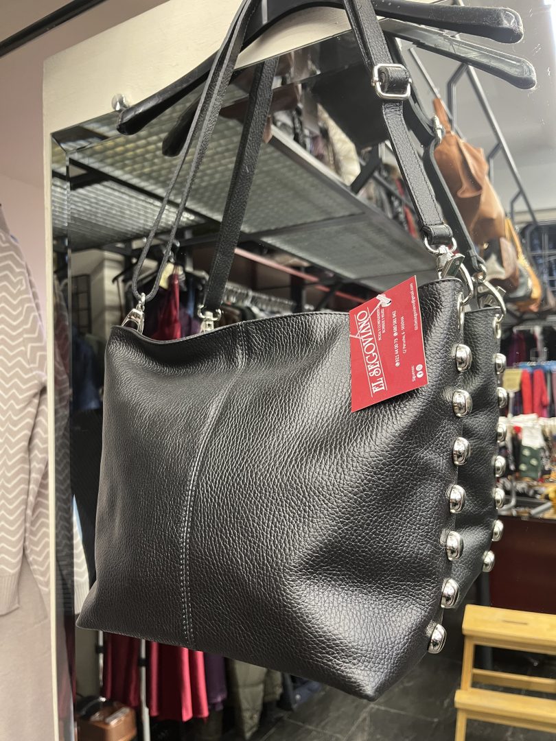 Bolso de Piel Negro con Tachas y Asa Larga - Imagen 4