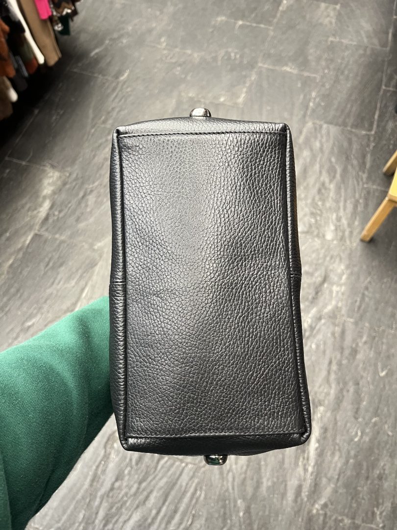Bolso de Piel Negro con Tachas y Asa Larga - Imagen 5