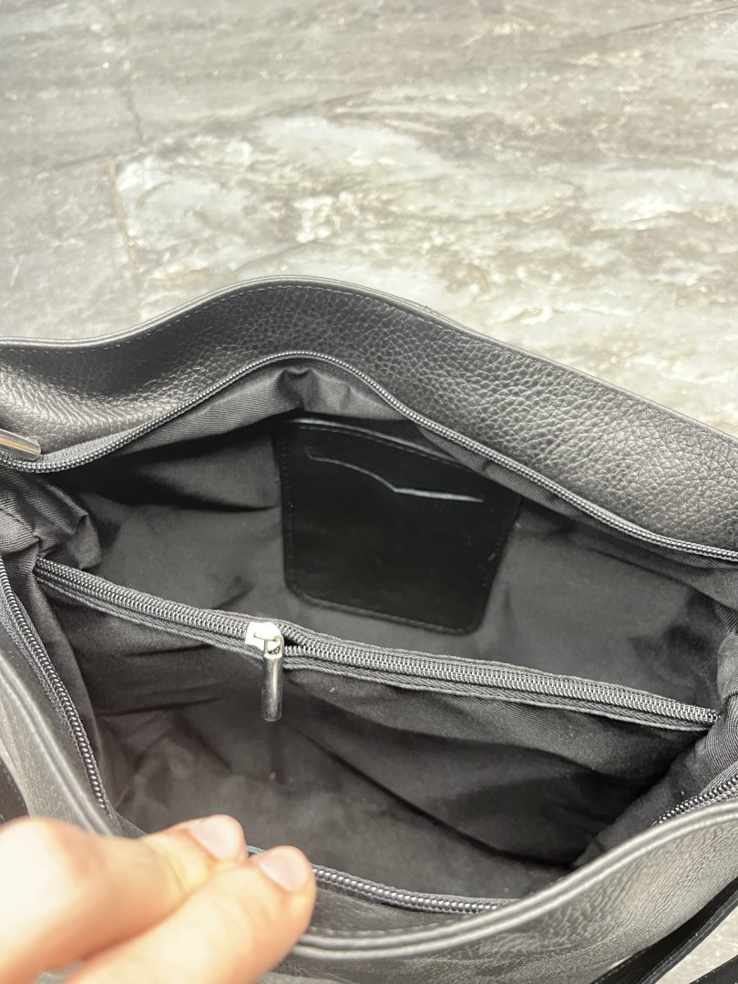 Bolso de Piel Negro con Tachas y Asa Larga - Imagen 8