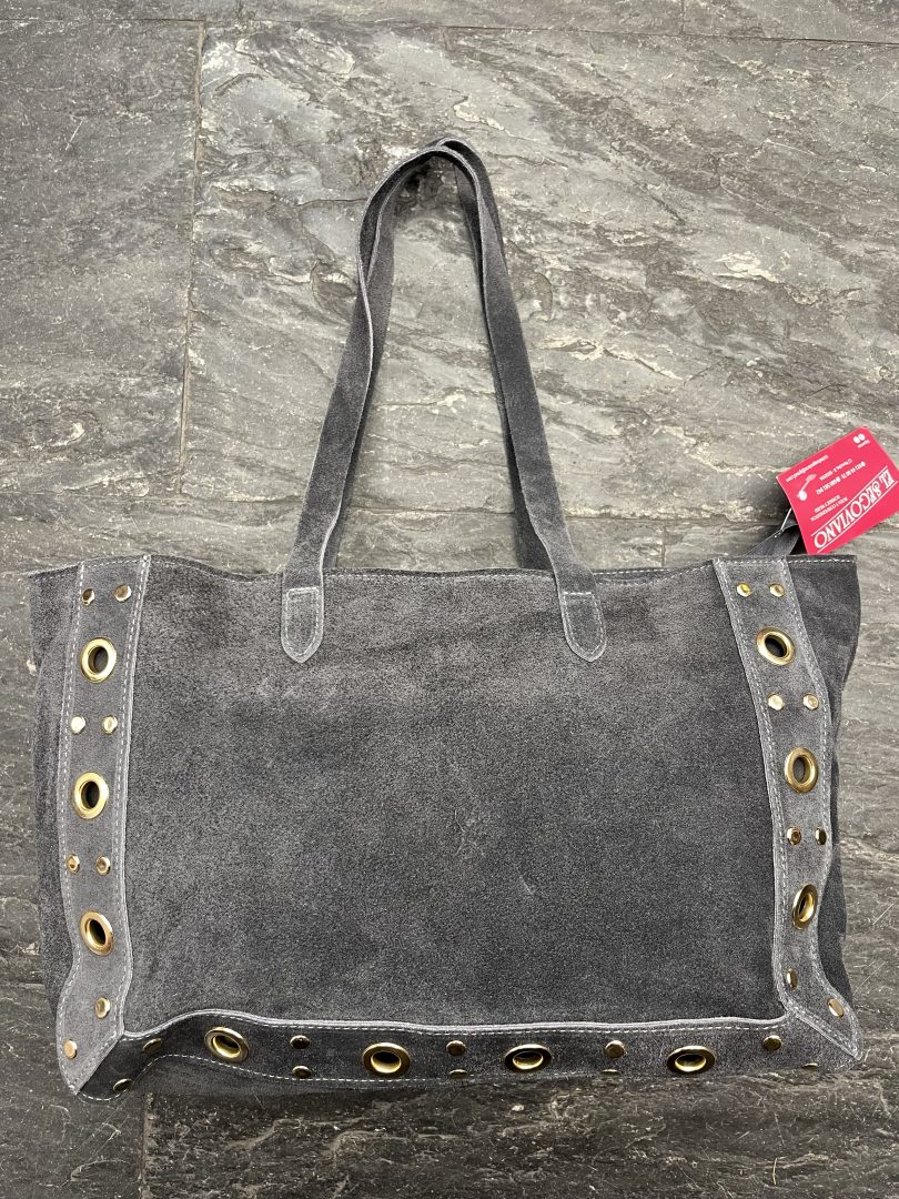 Bolso de piel gris con cierre de cremallera y detalles metálicos laterales