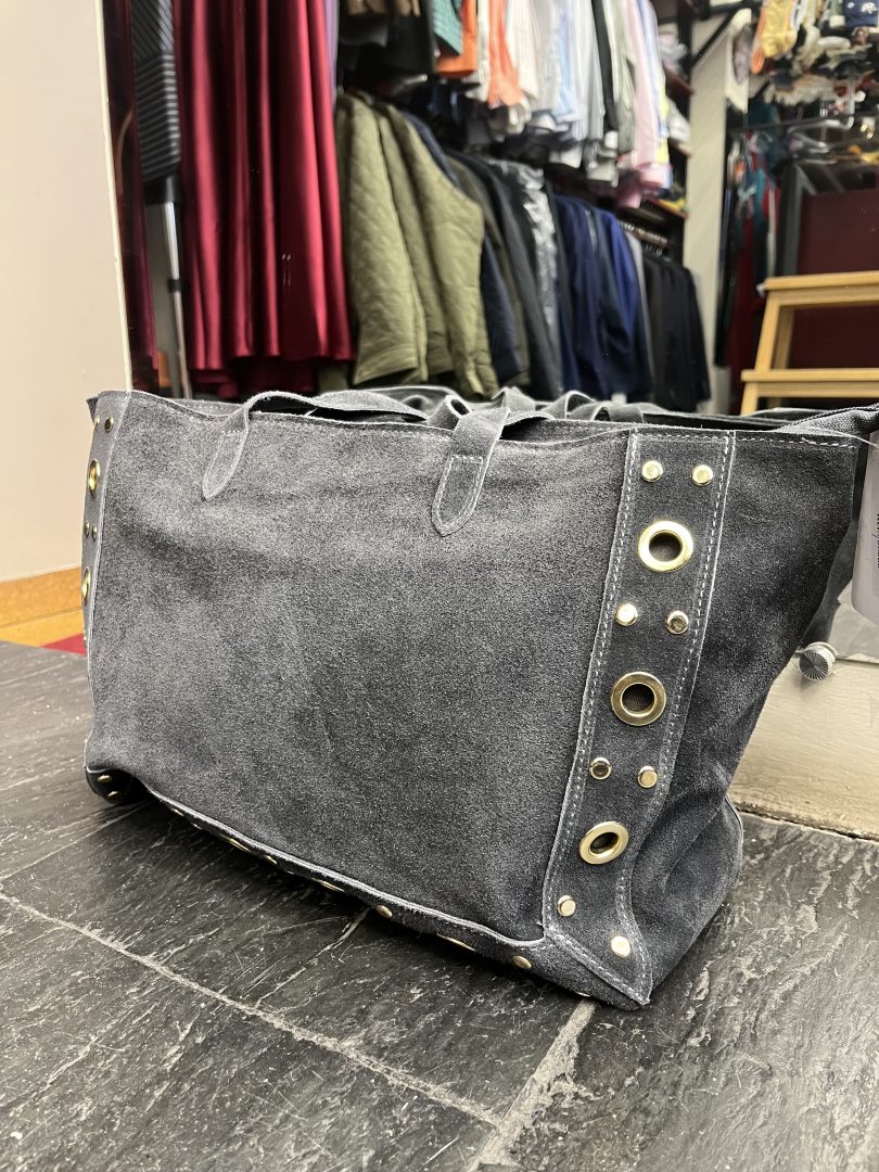 Bolso de Piel Gris con Detalles Metálicos - Imagen 3