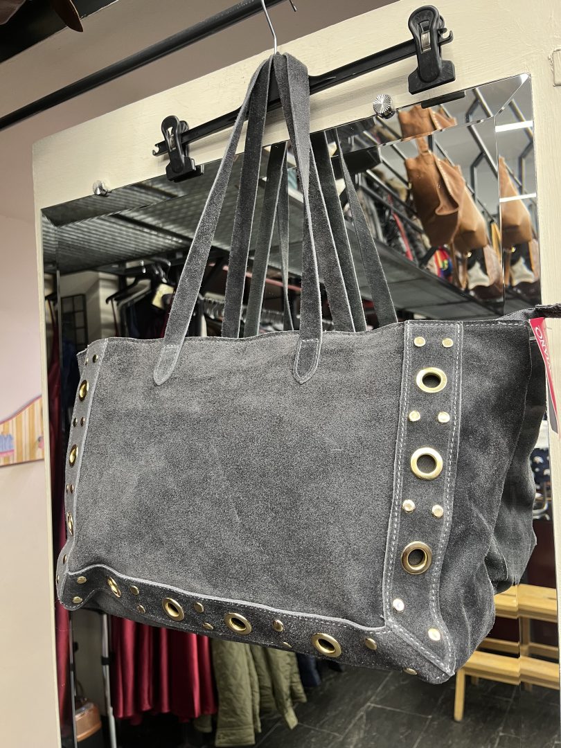 Bolso de Piel Gris con Detalles Metálicos - Imagen 4