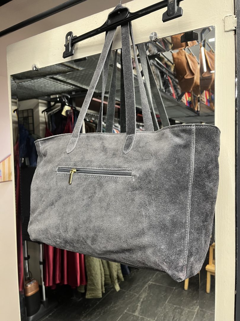 Bolso de Piel Gris con Detalles Metálicos - Imagen 5
