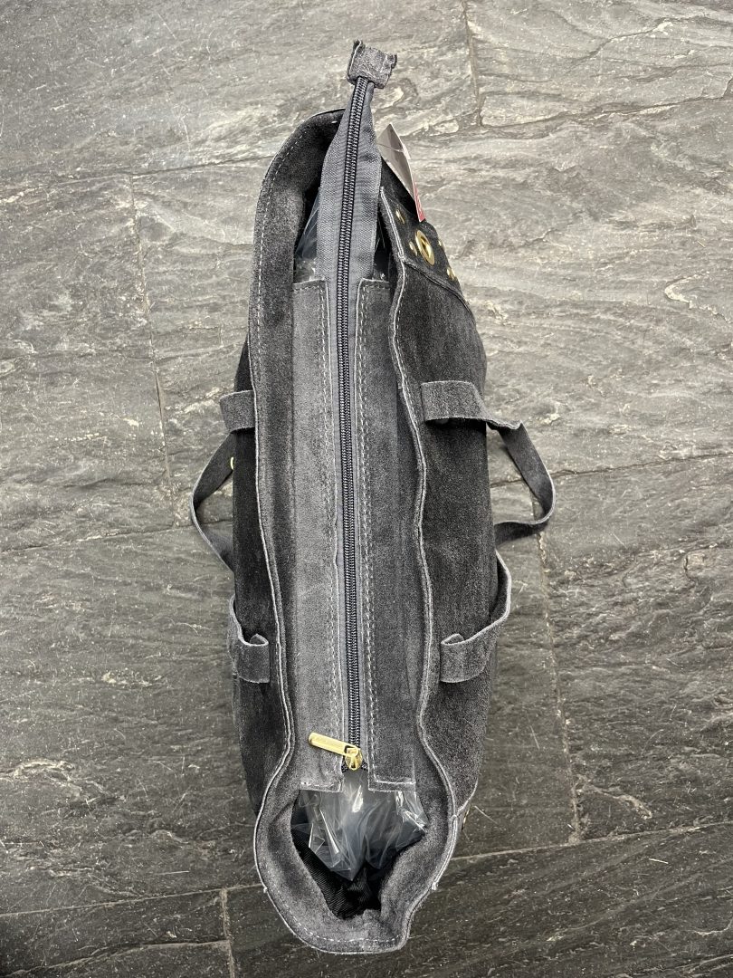 Bolso de Piel Gris con Detalles Metálicos - Imagen 6