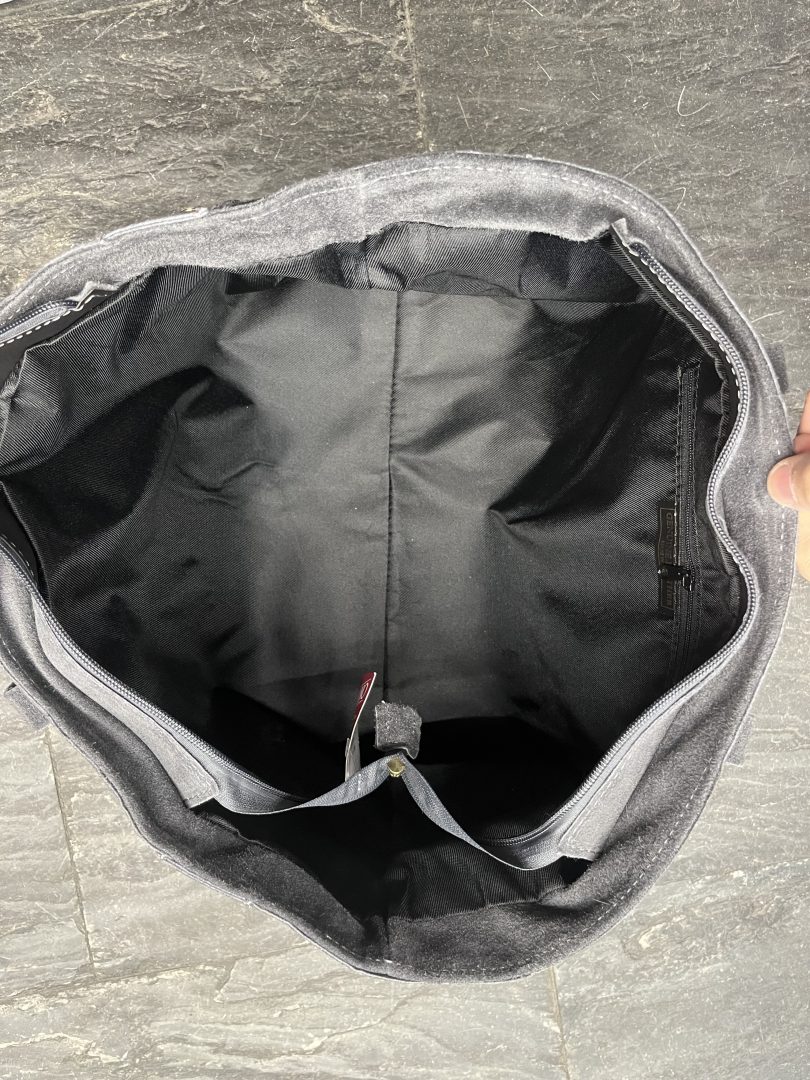 Bolso de Piel Gris con Detalles Metálicos - Imagen 7