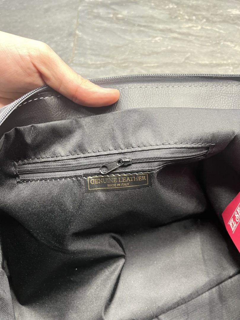 Bolso de Piel Gris con Detalles Metálicos - Imagen 8
