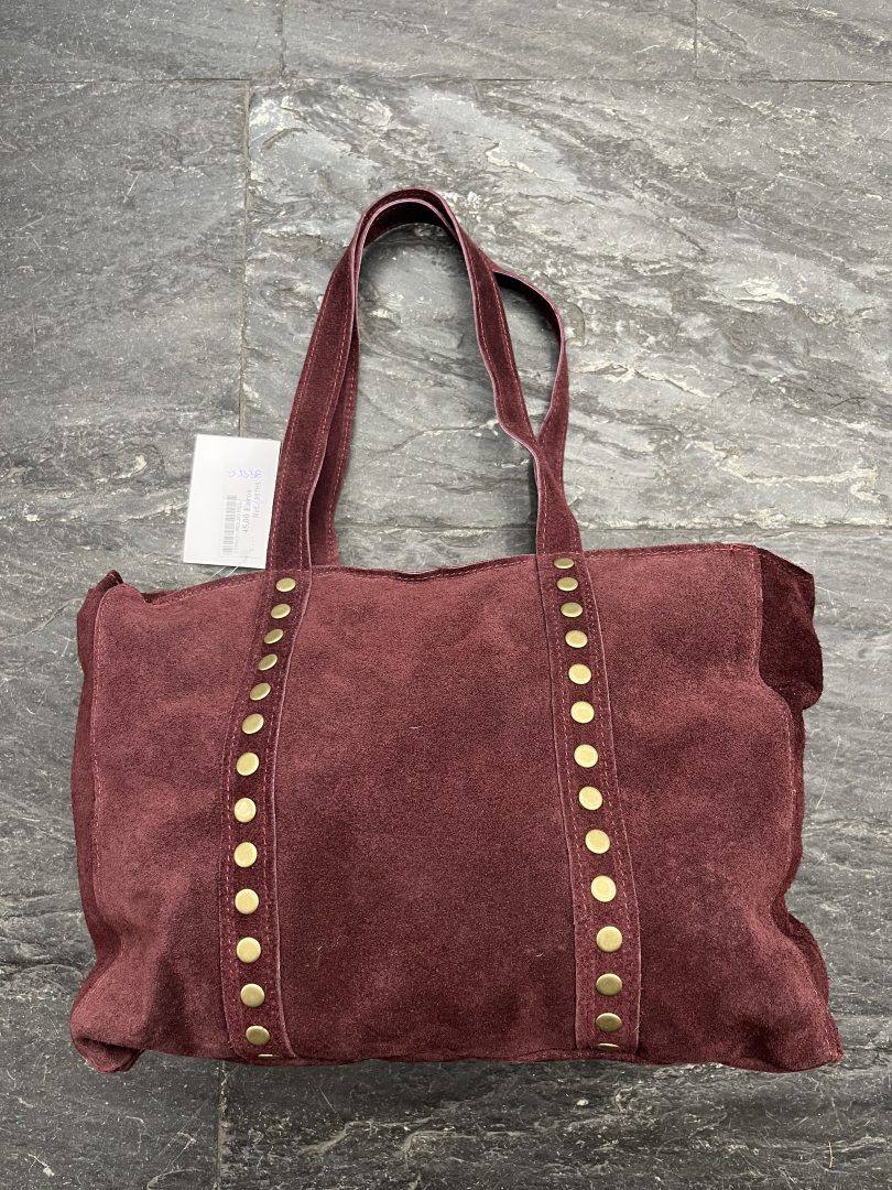 Bolso de piel granate con tachas decorativas y gran capacidad