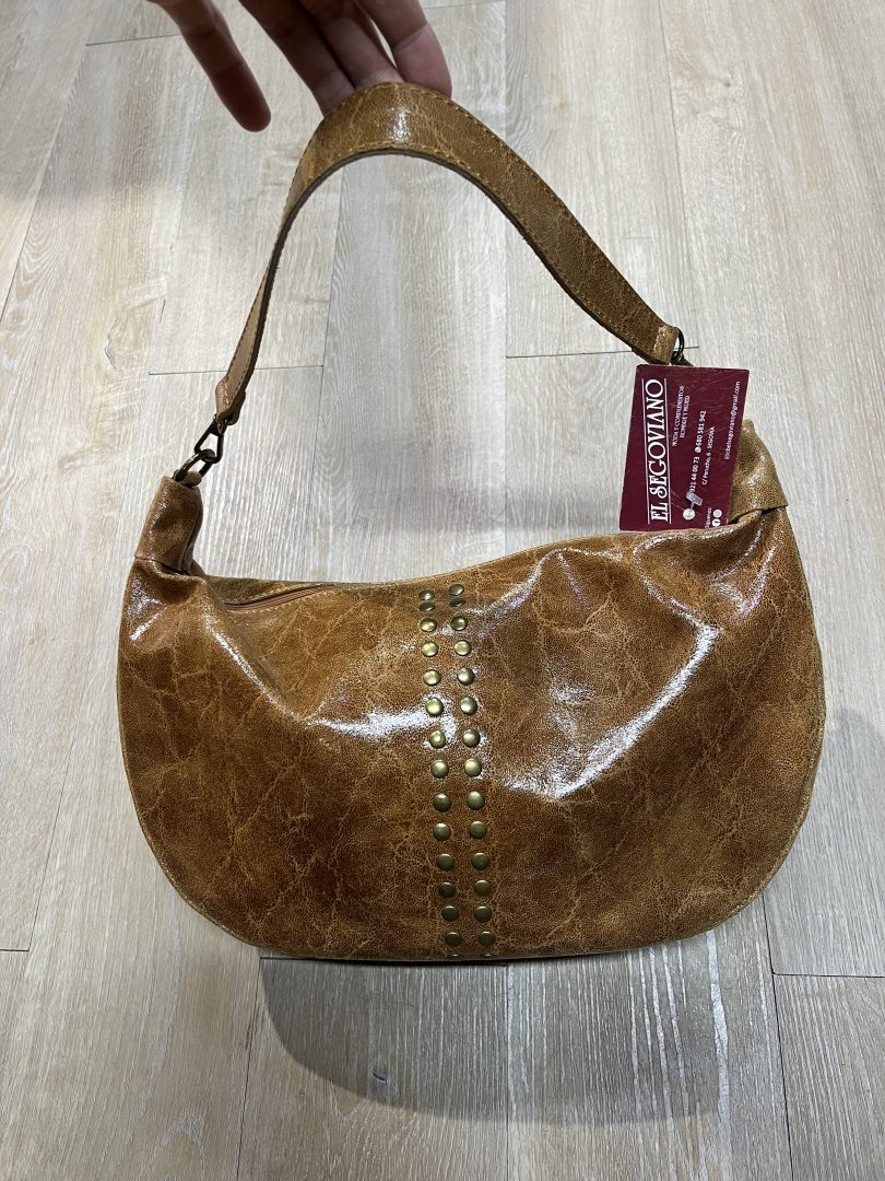 Bolso Media Luna de Piel con Tachuelas - Imagen 3