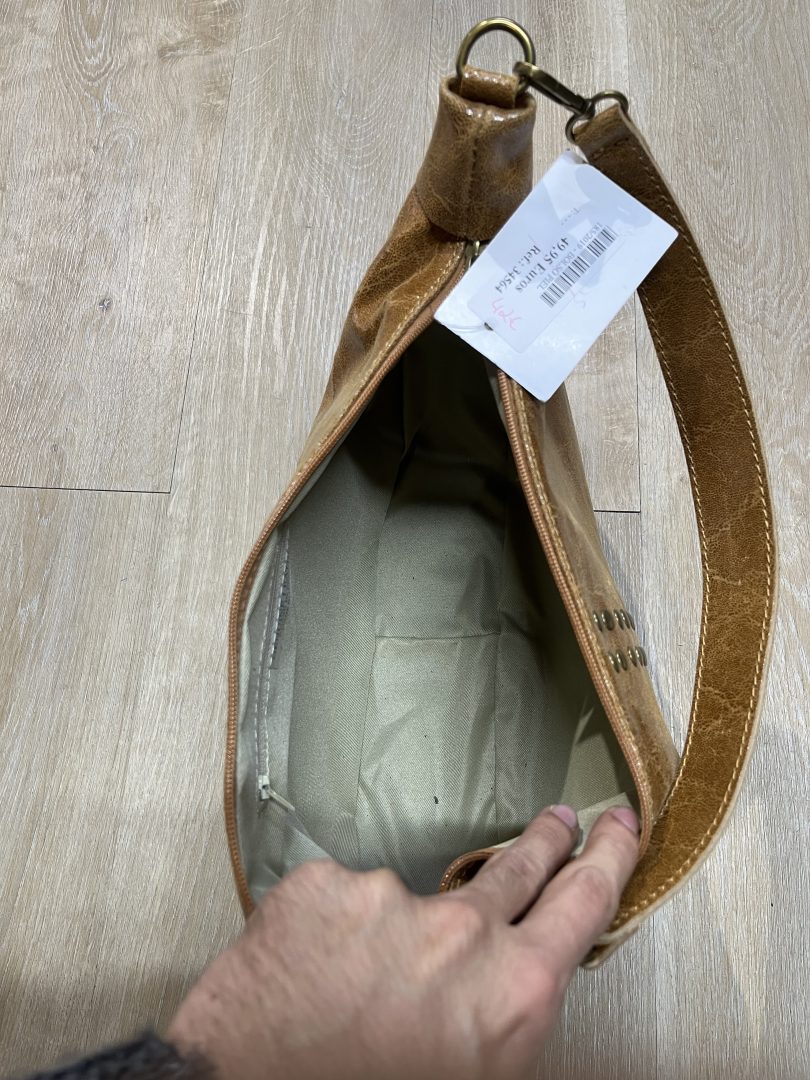 Bolso Media Luna de Piel con Tachuelas - Imagen 4