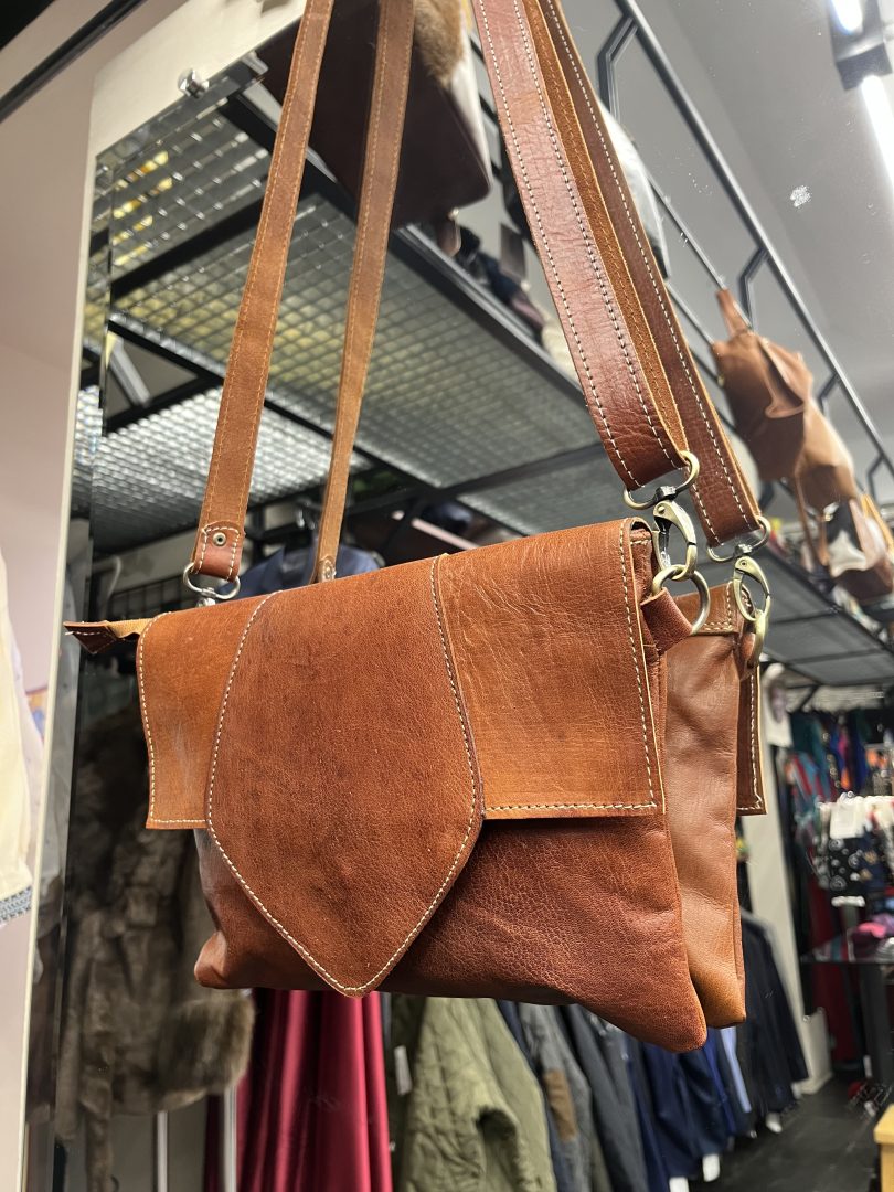 Bolso Bandolera de Cuero Artesanal Marrón con Solapa - Imagen 2
