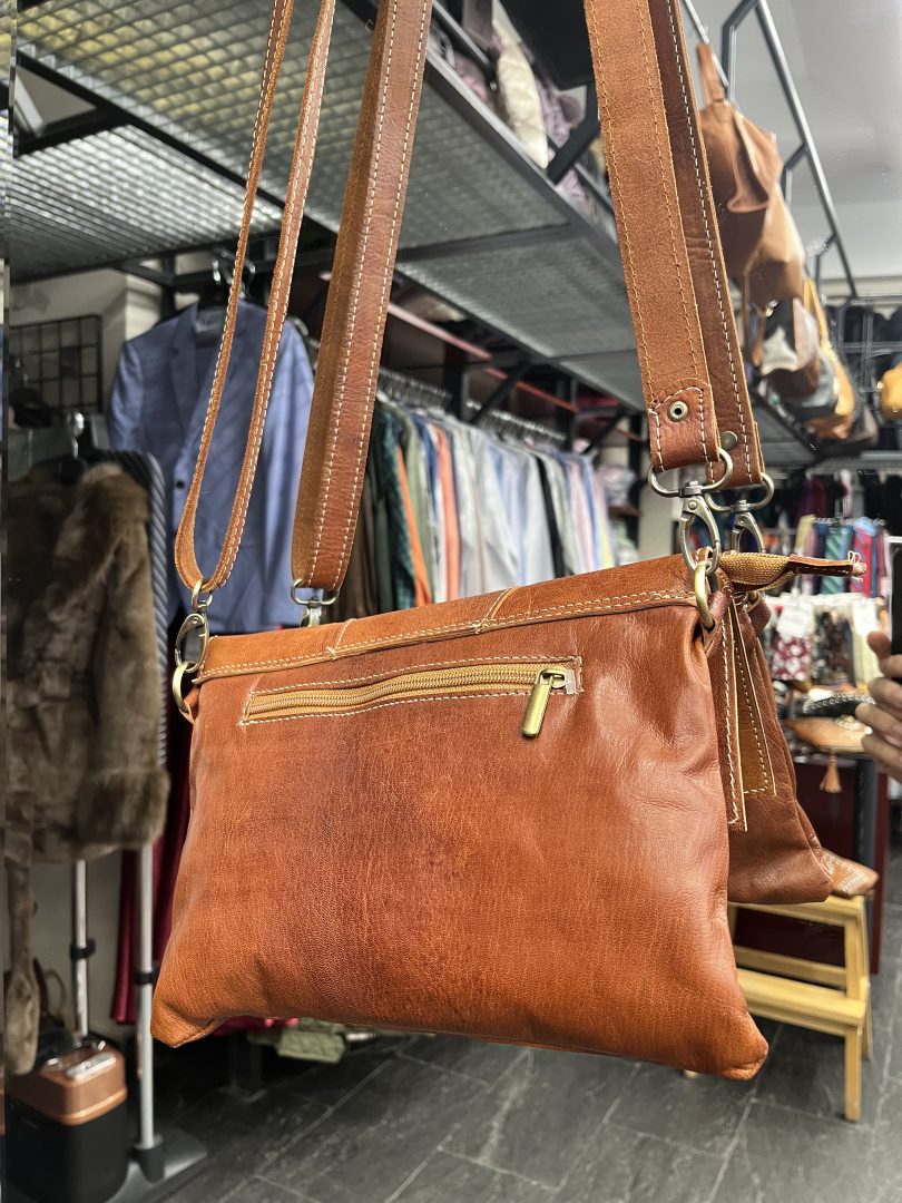Bolso Bandolera de Cuero Artesanal Marrón con Solapa - Imagen 3