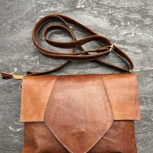 Bolso bandolera de cuero artesanal marrón con solapa y correa larga