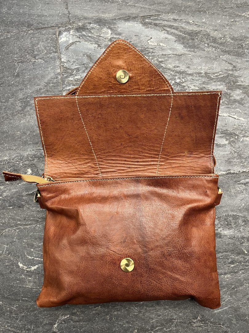 Bolso Bandolera de Cuero Artesanal Marrón con Solapa - Imagen 4