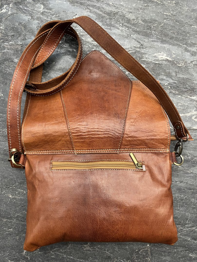 Bolso Bandolera de Cuero Artesanal Marrón con Solapa - Imagen 5