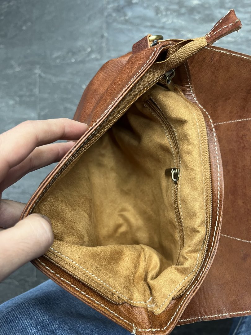 Bolso Bandolera de Cuero Artesanal Marrón con Solapa - Imagen 6