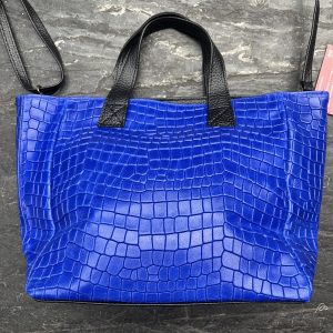 Bolso básico de piel color azul con relieve grabado y asas cortas