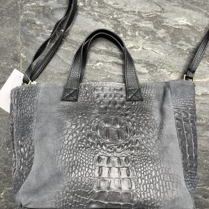 Bolso básico de piel color gris con relieve grabado y asas cortas