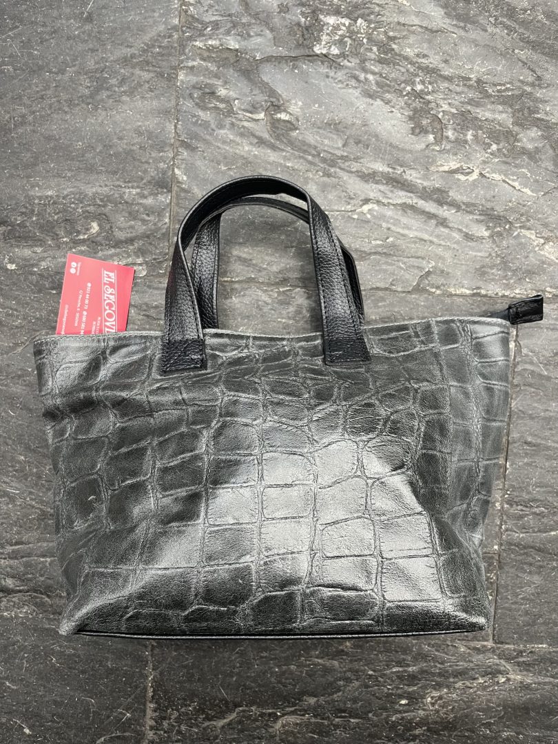 Bolso básico de piel color gris oscuro con relieve grabado y asas cortas