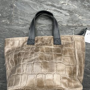 Bolso básico de piel color topo con relieve grabado y asas negras