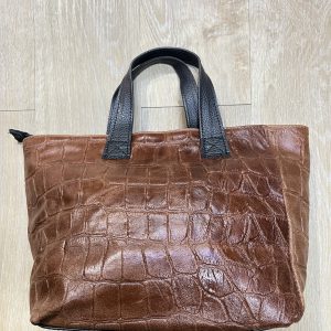 Bolso básico de piel color caldera con relieve grabado y asas negras