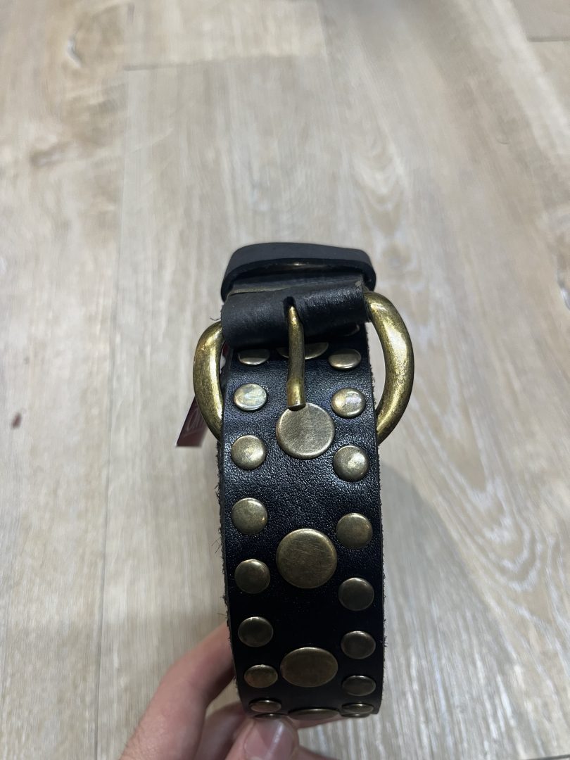 Cinto de Cuero Negro con Tachas y Hebilla Dorada
