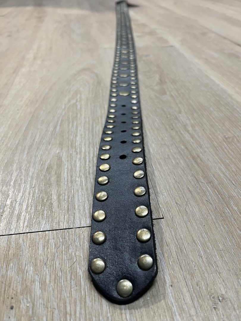 Cinto de Cuero Negro con Tachas y Hebilla Dorada - Imagen 2