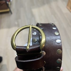 Cinto de cuero marrón oscuro con tachas y hebilla dorada