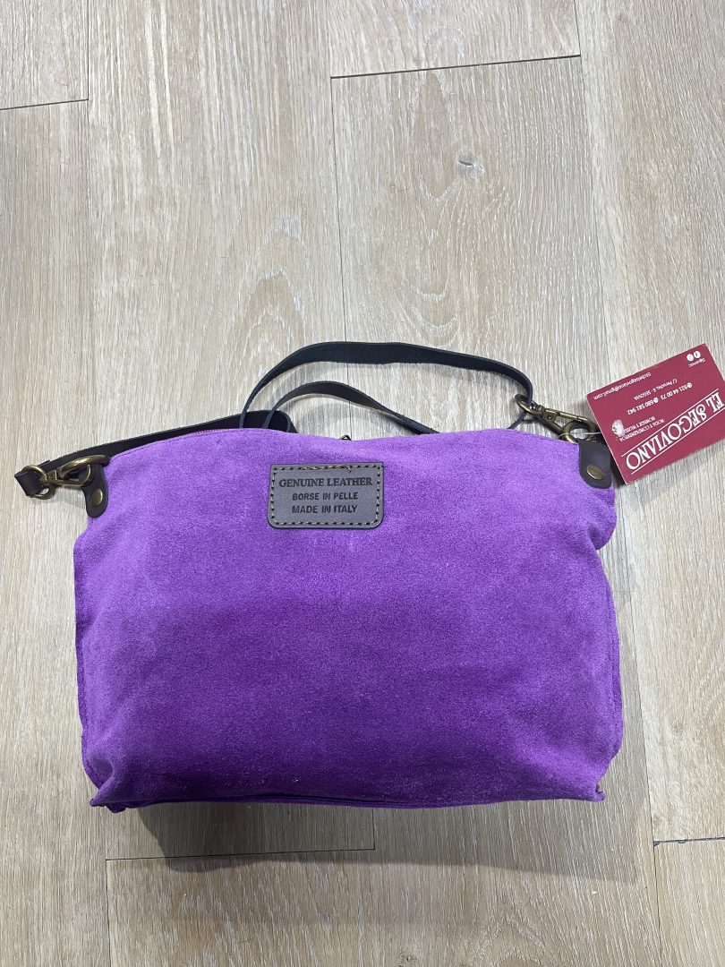 Bolso de piel color morado con cierre de cremallera