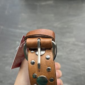 cinto cuero tachas 117cm color cuero natural con hebilla plateada