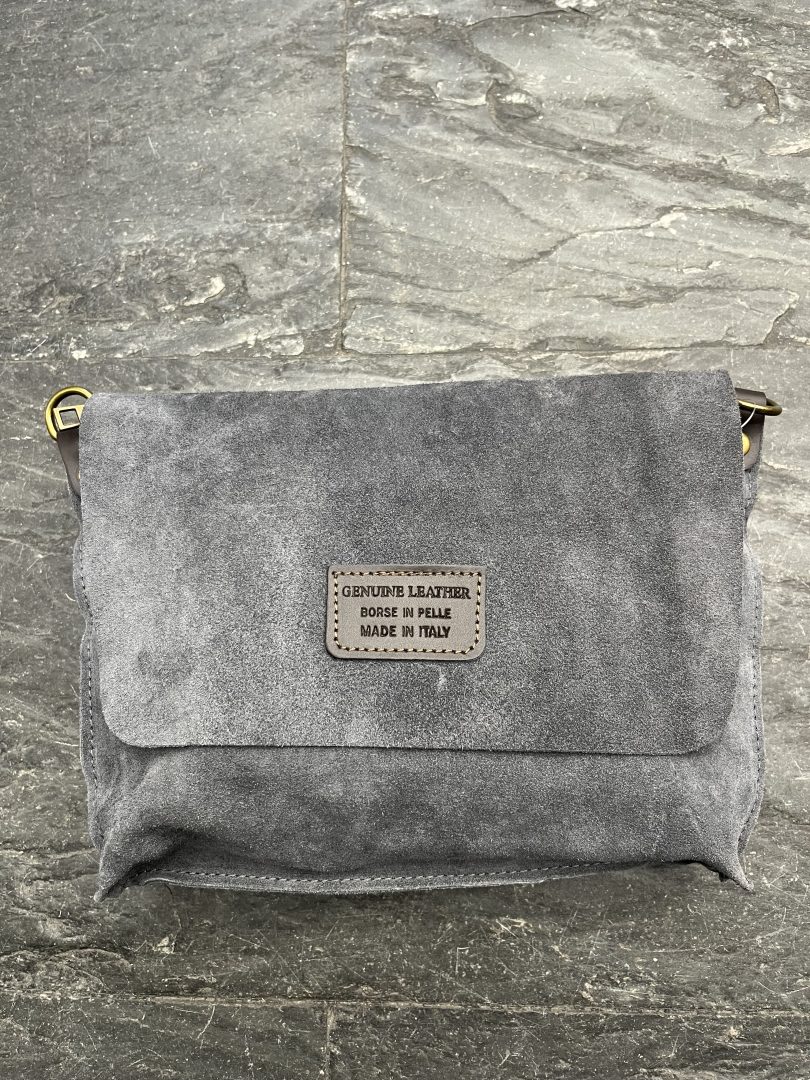 Bolso de Piel Gris Claro con Solapa y Correa Larga