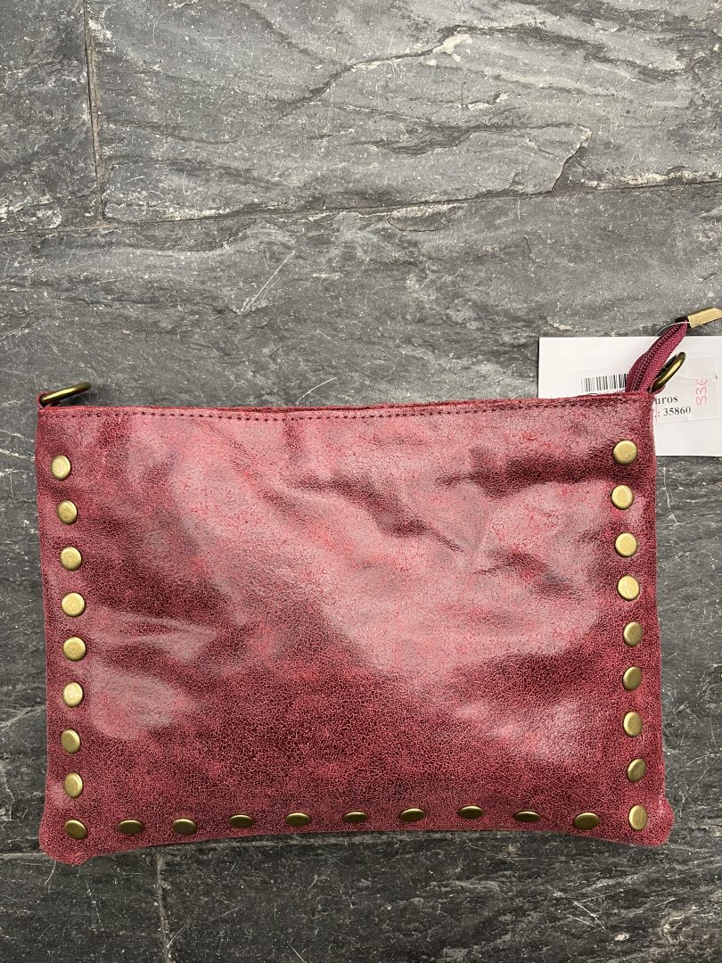 Bolso de Piel Burdeos con Tachuelas Metálicas y Correa Larga