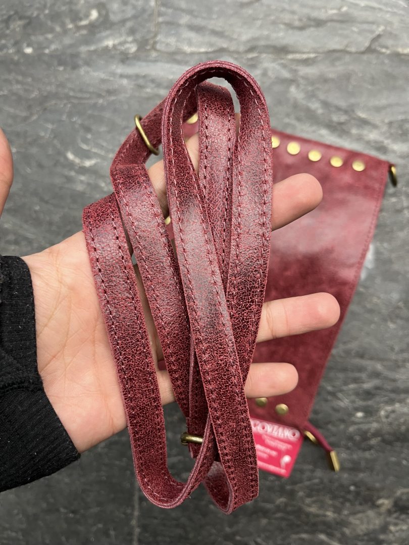Bolso de Piel Burdeos con Tachuelas - Imagen 3