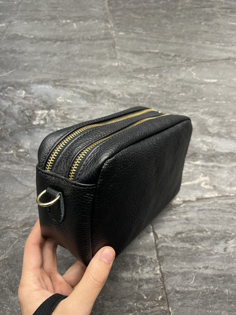 Bolso de Piel Negro con Doble Cremallera y Correa Larga Regulable