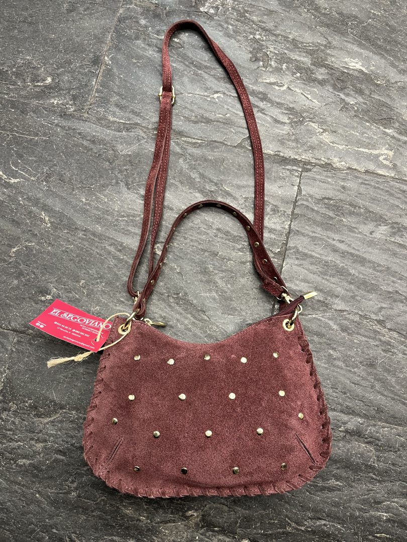 Bolso de Piel Serraje Burdeos con Tachuelas Metálicas y Correa Larga