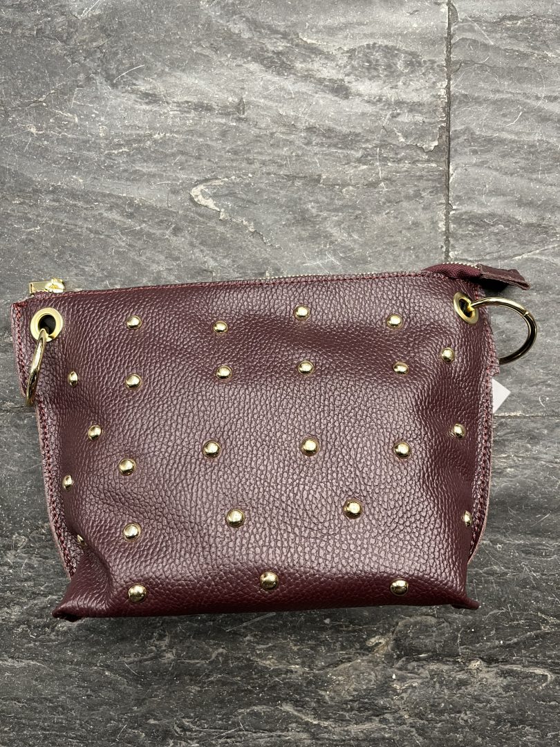 Bolso Granate de Piel con Tachas Doradas