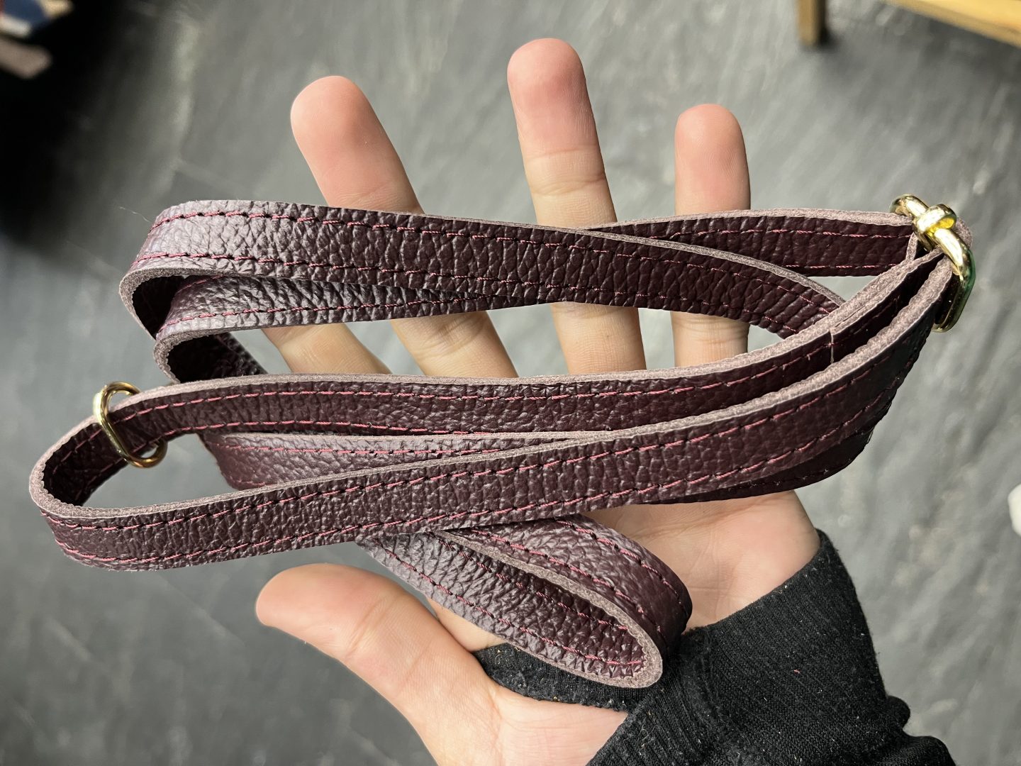 Bolso Granate de Piel con Tachas Doradas - Imagen 3