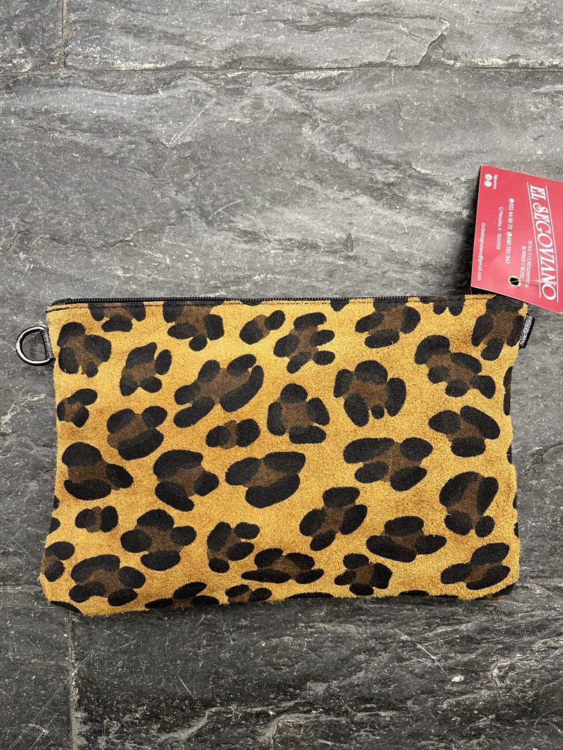 Bolso de piel animal print con correa larga y cierre de cremallera