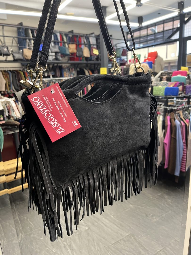 Bolso de Piel Negro Serraje con Flecos y Asa Troquelada