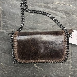 Bolso de Piel Marrón con Cadena Metálica y acabado envejecido