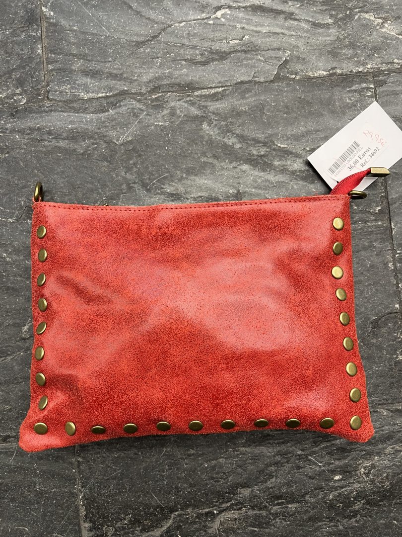 Bolso de Piel Rojo con Tachas Metálicas y Correa Larga