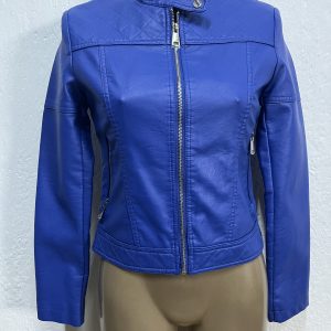 Cazadora azul de polipiel estilo biker para mujer con cremallera frontal