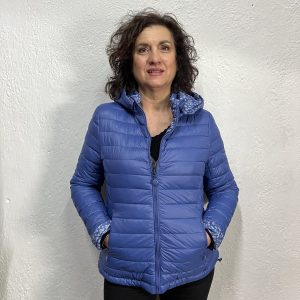 Parka reversible azul floral ligera con capucha desmontable