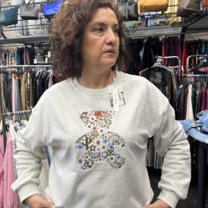 Sudadera oversize gris claro de algodón con oso bordado