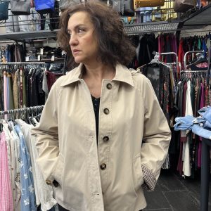 Gabardina corta beige evasé con capucha desmontable y bolsillos laterales