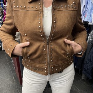 Cazadora de Antelina Marrón con Tachas – Forrada