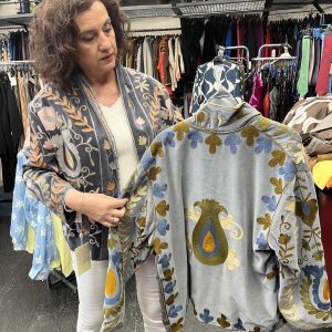 Kimono de Terciopelo Bordado Gris Medio Reversible con Cinturón